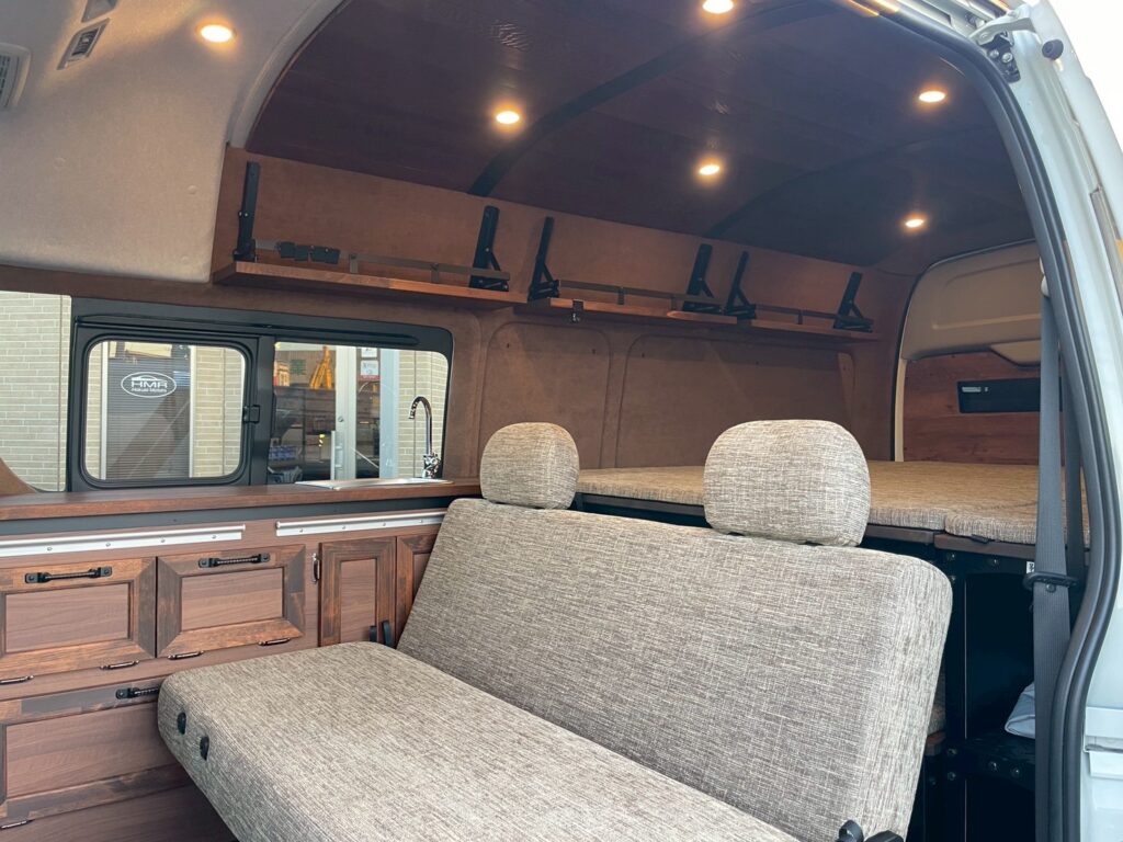 セドナ-ハイエース-後部座席