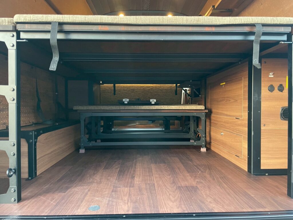 セドナ-ハイエース-室内2